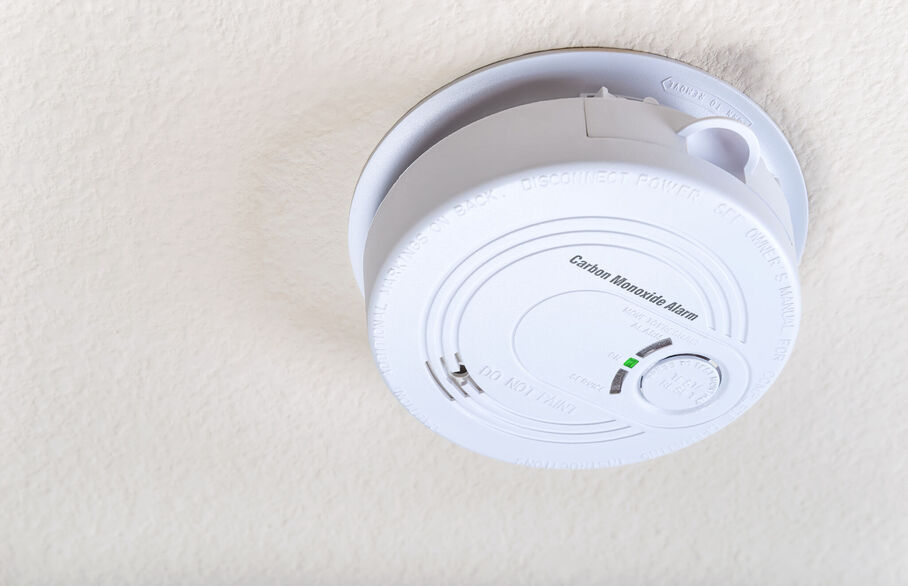 A carbon monoxide alarm on the ceiling