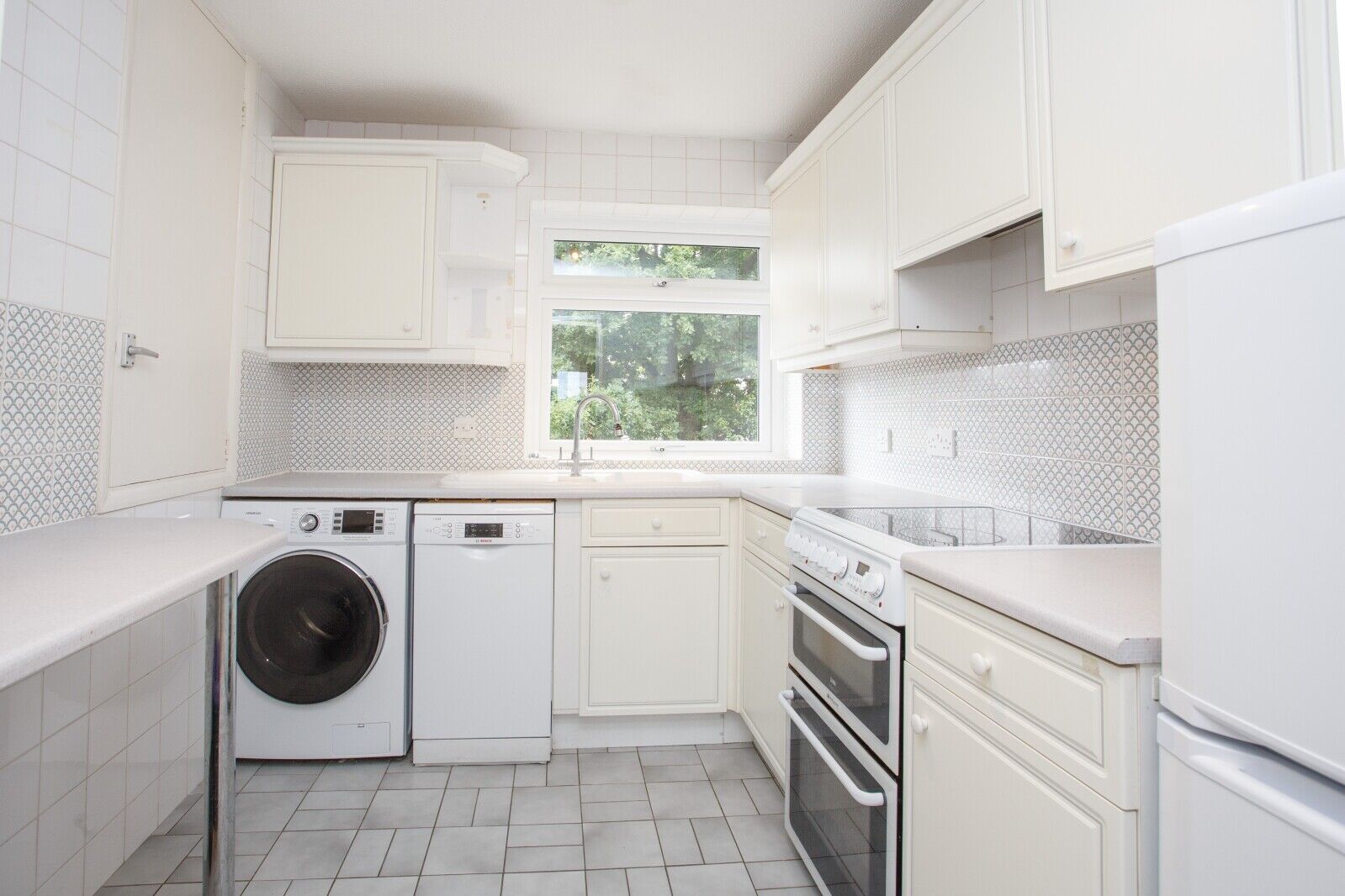 2 bedroom  maisonette to rent, Available from 16/03/2024 Blenheim Road, SW20, main image