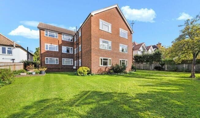 2 bedroom  flat to rent, Available now Cranes Park, Surbiton, KT5, main image