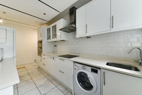 3 bedroom  flat to rent, Available from 27/04/2024