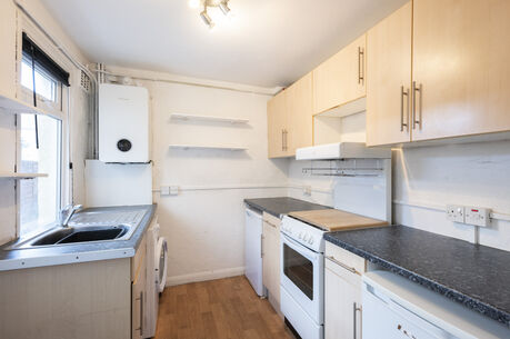 2 bedroom mid terraced house to rent, Available from 11/12/2023