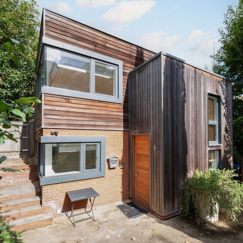 Front of a cute flat in Wimbledon